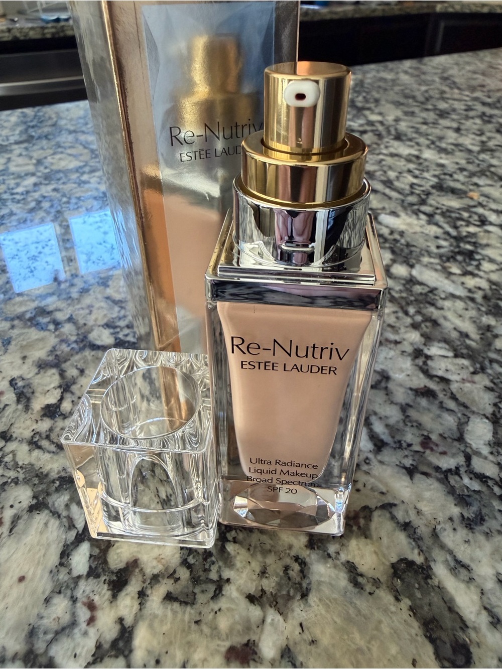 Estée Lauder Re-Nutriv Ultra Radiance Liquid Makeup - 1C1 Cool Bone